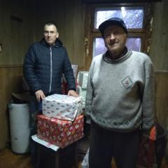 Wzruszony Pan Jacek z wolontariuszem Szlachetnej Paczki